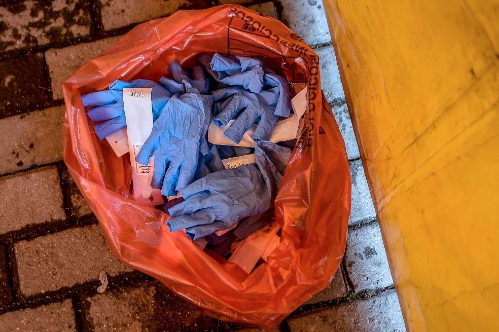 En la actualidad, el uso de las mascarillas, viseras y guantes son accesorios que se han vuelto obligatorios para salir.