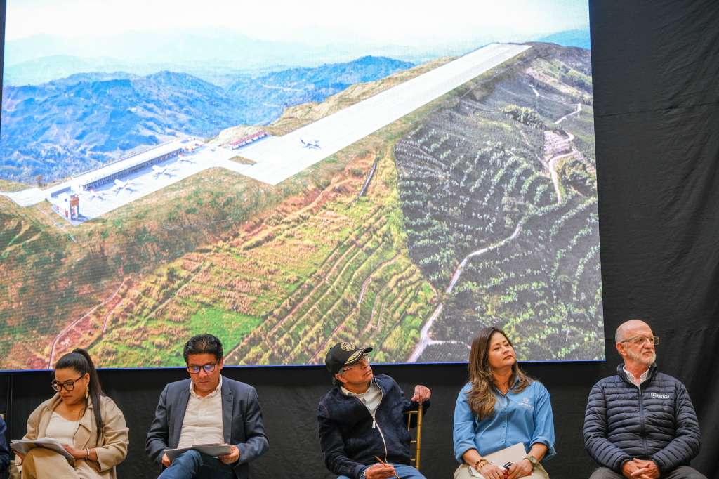 El presidente Gustavo Petro, desde Manizales (Caldas), abrió licitación para el denominado aeropuerto del café.