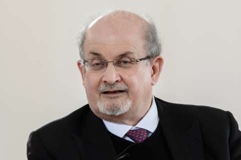Novedades del caso Rushdie: el sospechoso del ataque no tendrá libertad bajo fianza