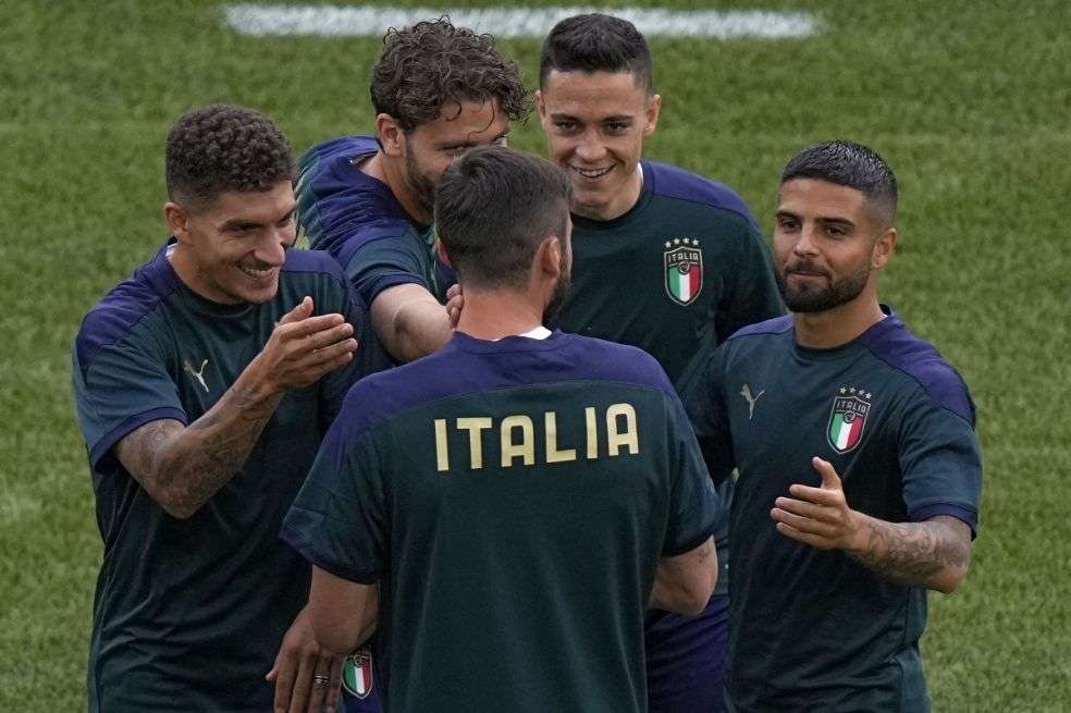 La selección italiana en los entrenamientos previos a se debut contra Turquía.
