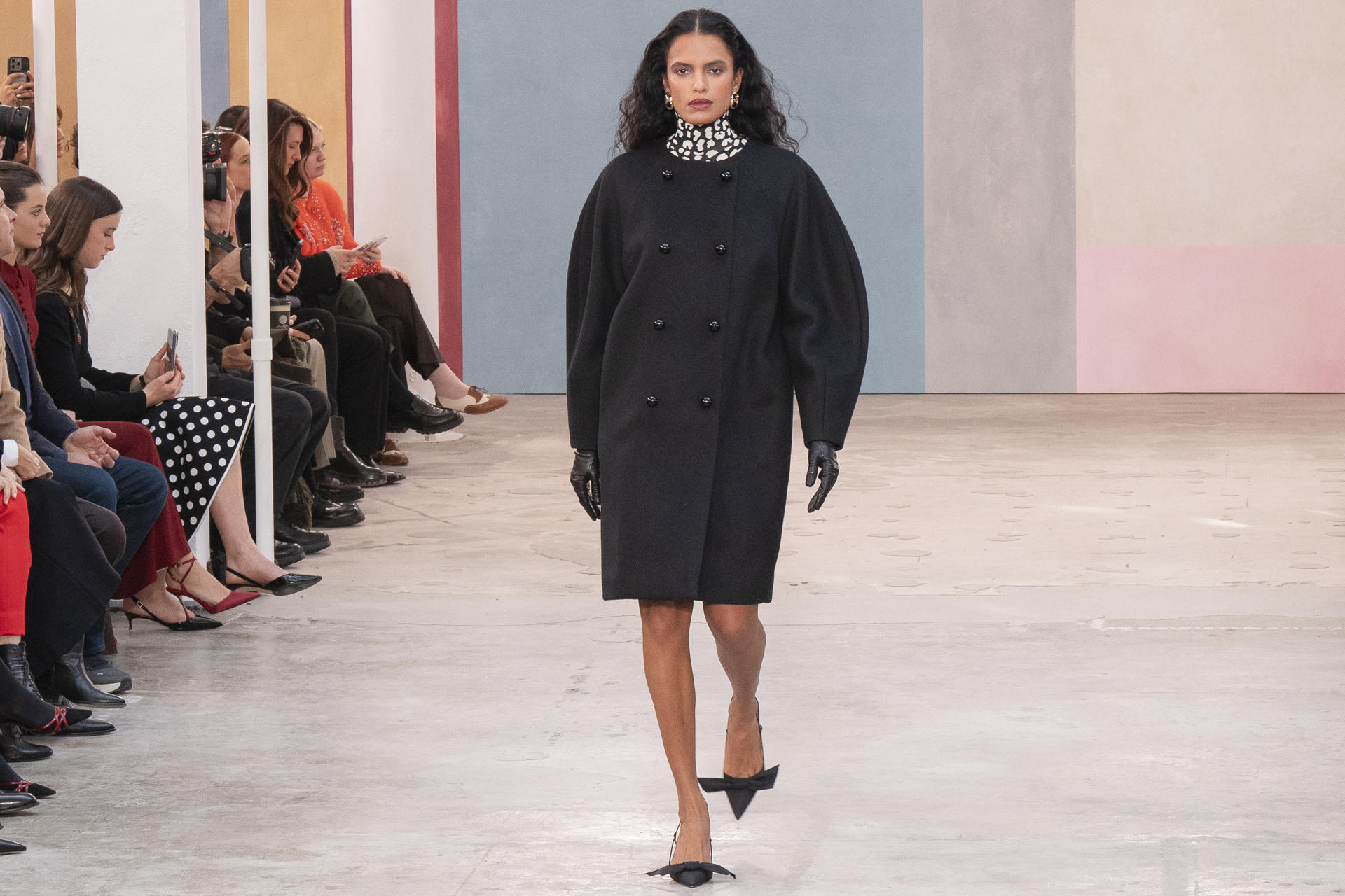 ACOMPAÑA CRÓNICA: EEUU MODA NUEVA YORK AME4402. NUEVA YORK (ESTADOS UNIDOS), 12/02/2026.- Una persona desfila con prendas de la nueva colección de la diseñadora venezolana Carolina Herrera este jueves, en Nueva York (Estados Unidos). La colección de Herrera es una oda al poder creativo de las mujeres artistas, mecenas, galeristas, coleccionistas y musas, las mismas que lucieron sus propuestas de otoño-invierno en Nueva York. EFE/ Ángel Colmenares