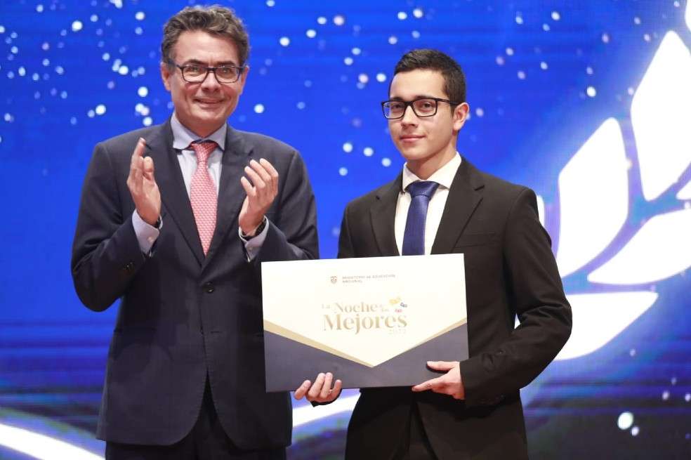 El mejor bachiller de Colombia fue David Santa Rozo, del colegio Philadelphia Internacional de Cali, quien obtuvo un puntaje de 495 sobre 500. Alejandro Gaviria, ministro de Educación, le entregó el galardón.