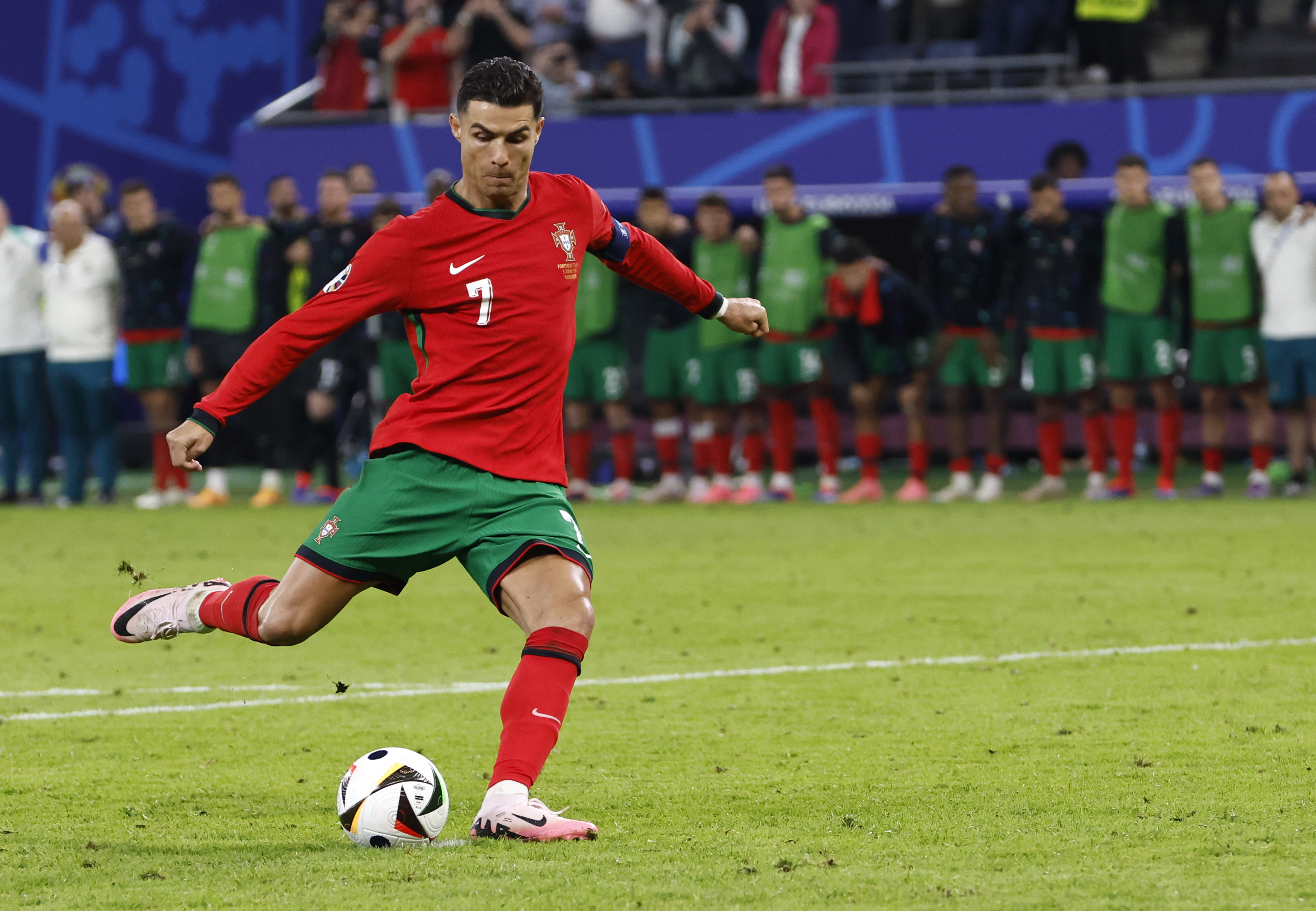 Hamburg (Germany), 05/07/2024.- Cristiano Ronaldo of Portugal scores during the penalty shoot out during the UEFA EURO 2024 quarter-finals soccer match between France and Portugal, in Hamburg, Germany, 05 July 2024. (Francia, Alemania, Hamburgo) EFE/EPA/ROBERT GHEMENT