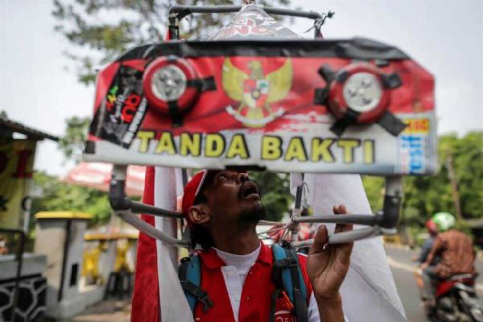 El indonesio Medi Bastoni protesta por la deforestación en su país.  / EFE