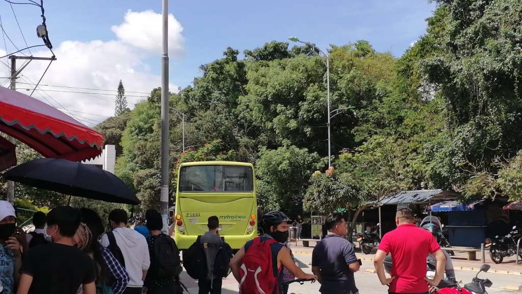 Según la denuncia hecha por Metrolínea, los sujetos obligaron a los pasajeros a bajarse del vehículo.