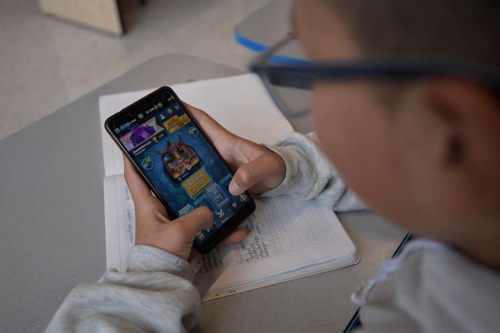 Estudiante de este colegio público ubicado en Bosa, Usan el celular.