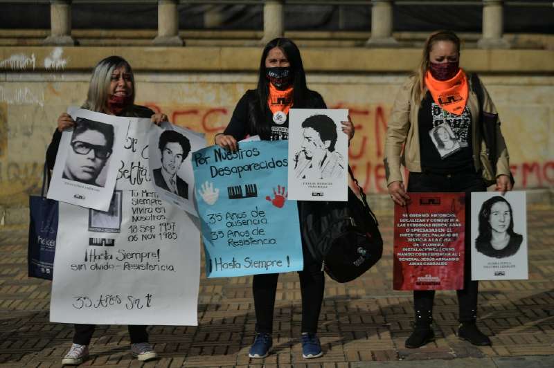El pasado viernes 6 de noviembre, una vez más, los familiares de los desaparecidos se manifestaron en la Plaza de Bolívar, justo al frente del Palacio de Justicia. / Jose Vargas