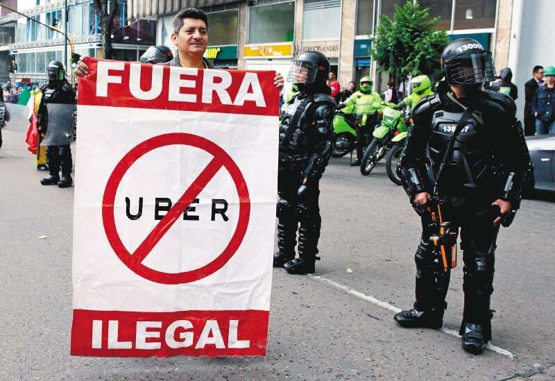 Miembros del gremio de taxistas han sido quizá los más grandes detractores de la operación de Uber en Colombia. / EFE