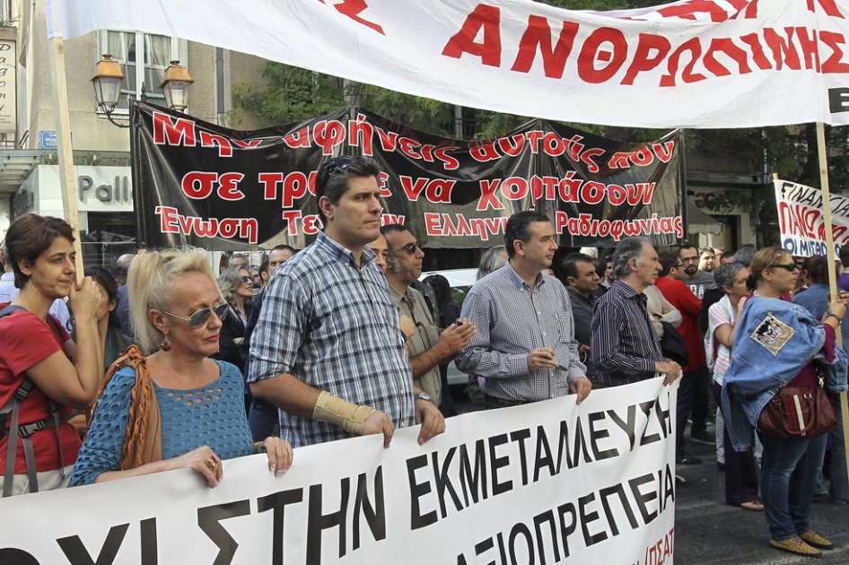 Un grupo de periodistas griegos protesta en contra de las nuevas medidas de austeridad en Atenas, Grecia/ EFE