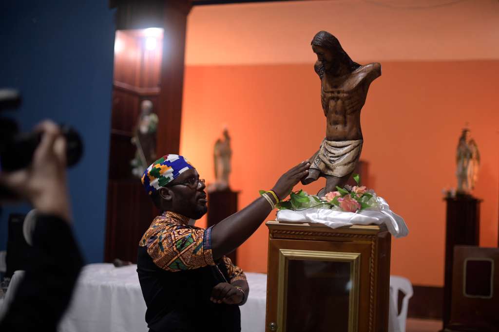 Las víctimas de Bojayá junto al "cristo mutilado" rumbo al mausoleo de Bellavista nuevo para rendirles homenaje a sus familiares, 20 años después de la masacre.