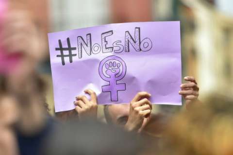 Siete jóvenes violaron a una niña de 13 años frente a su novio