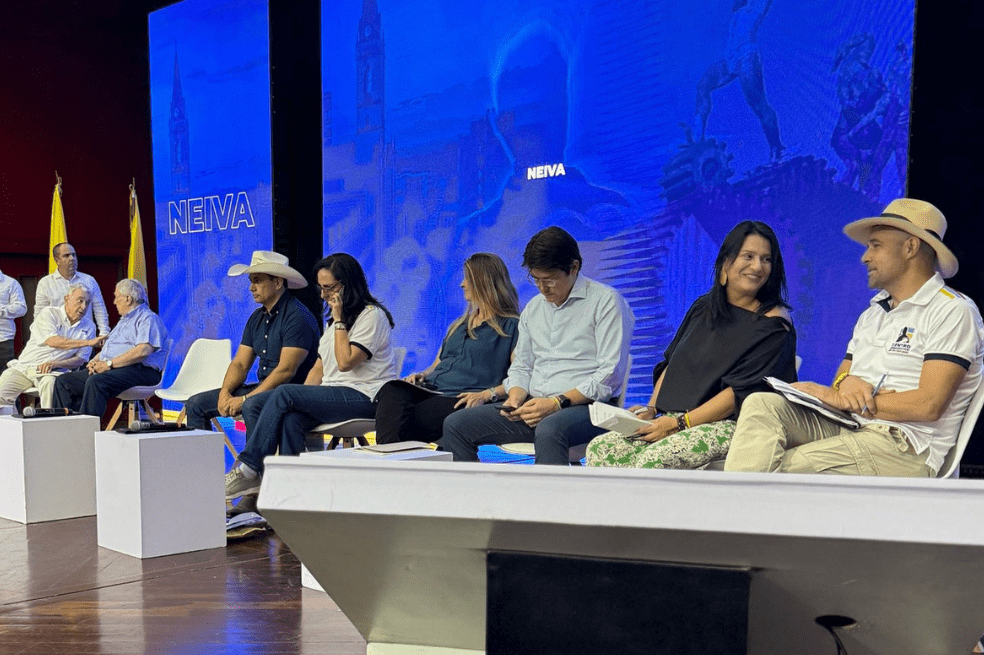 Los cinco precandidatos del Centro Democrático en el foro en Neiva este 26 de abril.