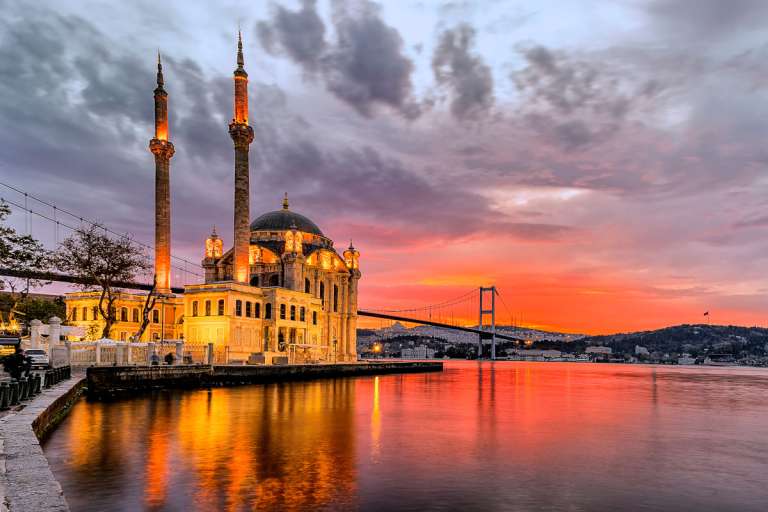 Estambul, amanecer en el Cuerno de Oro

Ver el amanecer sobre el Cuerno de Oro es algo que permanece en la retina para siempre. Este bello estuario de Estambul es la puerta de entrada del estrecho del Bósforo y un importante eje donde confluyen mezquitas y otros edificios históricos. La salida del sol llenando de luz la escena y mostrando los minaretes de los templos es algo que no se puede describir con palabras.