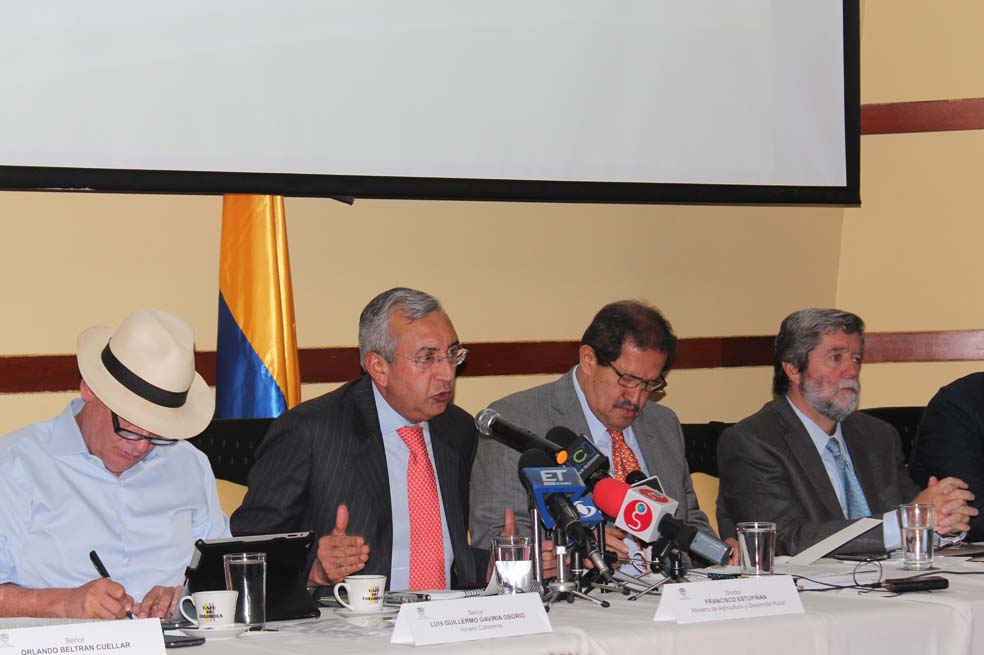 El ministro de Agicultura, Francisco Estupiñán (centro), aclaró que el gobierno viene agilizando la entrega de ayudas.