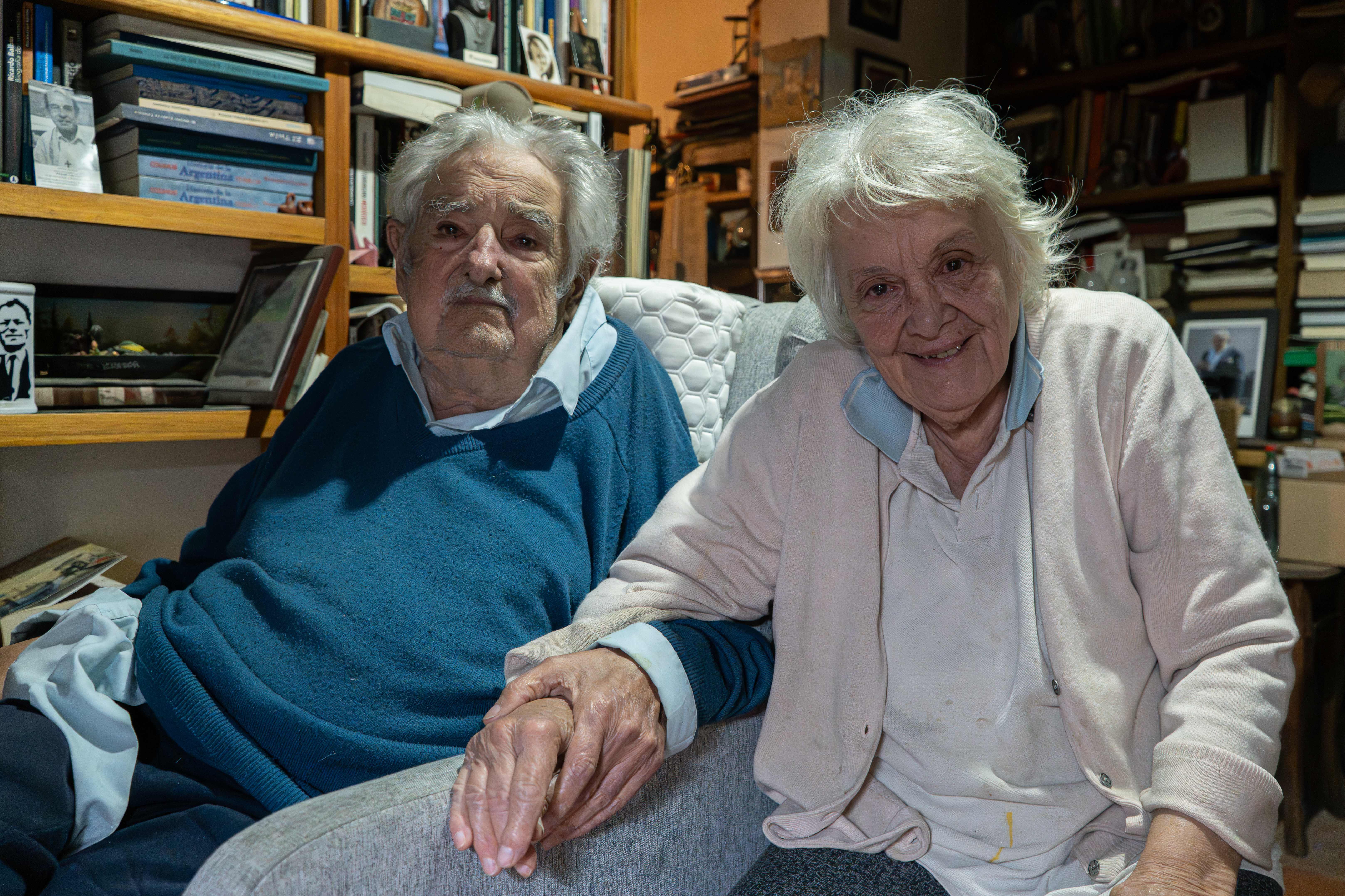 AME9205. MONTEVIDEO (URUGUAY), 20/11/2024.- Fotografía del 18 noviembre 2024 del expresidente de Uruguay, José Mujica, y su esposa Lucía Topolansky durante una entrevista con EFE en Montevideo (Uruguay). Fue gerrillero, senador y presidente de Uruguay, el país menos poblado de Hispanoamérica, pero su proyección política tiene alcance mundial. Su sencillez, austeridad y coherencia le han situado como uno de los principales referentes del pensamiento político de las últimas décadas, especialmente entre las nuevas generaciones. Se llama José "Pepe" Mujica, ronda los noventa años y hoy se recupera de una batalla contra el cáncer. EFE/ Sofía Torres