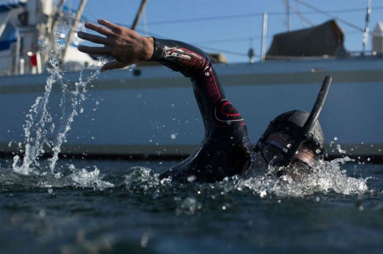 Cruzar el Pacífico nadando, un reto inédito para investigar el plástico de los mares
