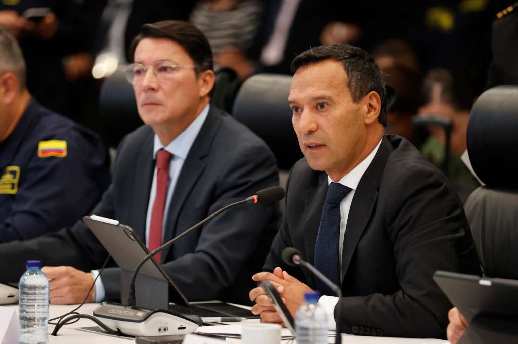AME1618. BOGOTÁ (COLOMBIA), 16/06/2026.- El ministro de Defensa de Colombia, Pedro Sánchez (d), habla junto al registrador Nacional del Estado Civil, Hernán Penagos, en la activación del Puesto de Mando Unificado (PMU) para garantizar la seguridad, control y transparencia de la segunda vuelta presidencial, este martes, en Bogotá (Colombia). EFE/Mauricio Dueñas Castañeda