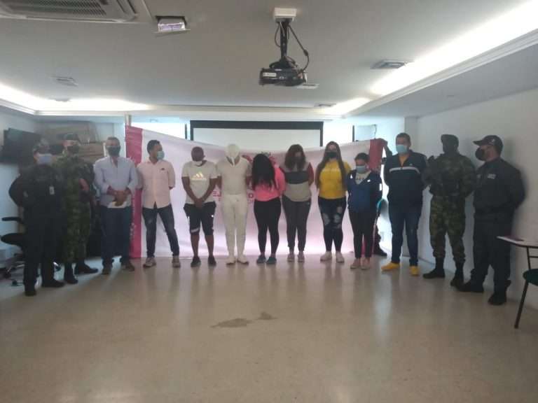 Entre los capturados está una instrumentadora quirúrgica y un hombre que se hacía pasar por médico, quienes al parecer realizaban las cirugías en moteles y aparta-estudios / Fiscalía.