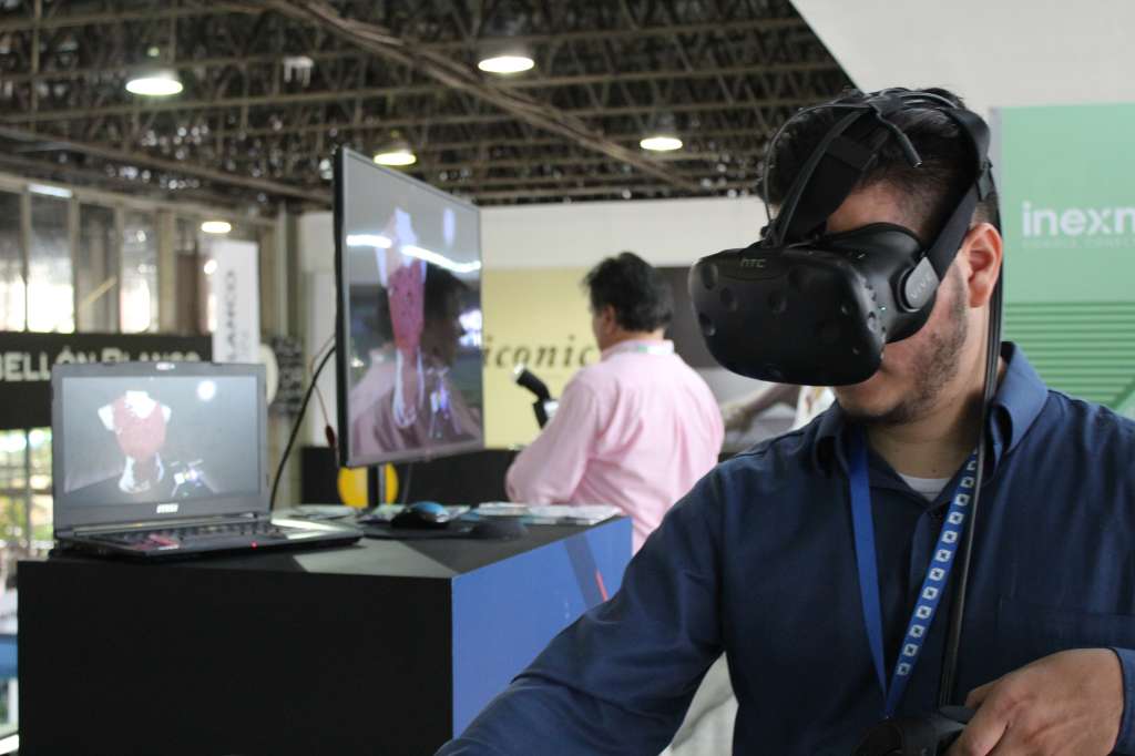 Medea permite que el diseñador elabore en realidad virtual sus diseños y se transmitan a través de una pantalla. / María Alejandra Medina C.