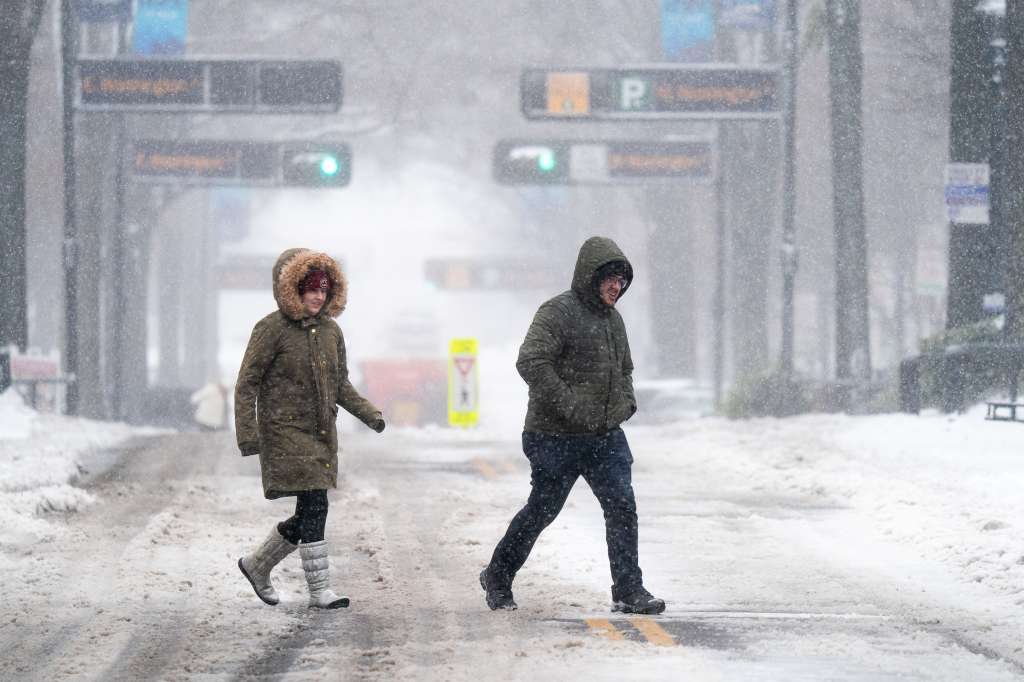 Millones de estadounidenses se resguardan de la tormenta que ha afectado el oriente del país.
