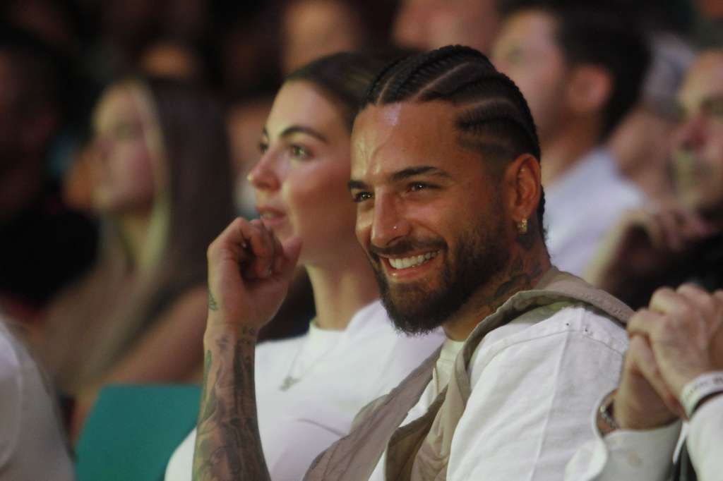 AME3355. MEDELLÍN (COLOMBIA), 09/12/2023.- El cantante colombiano Maluma asiste a una presentación de jóvenes pertenecientes a su fundación "El Arte de los Sueños", durante el evento "El último acto" hoy, en Medellín (Colombia). Después de un exitoso 2023 y de estar listo para "ser el mejor papá", Maluma regresó a su natal Medellín para acompañar el evento que combinó distintas expresiones artísticas y lo emocionó por el talento de los "soñadores", como llama a los jóvenes que atiende su fundación. EFE/ Luis Eduardo Noriega Arboleda