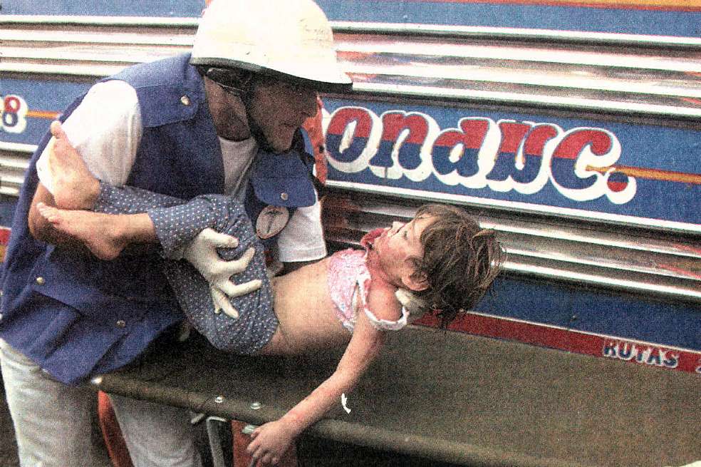 Imagen de archivo de prensa de la Operación Mariscal en la Comuna 13 de Medellín, el 21 de mayo de 2002, donde la comunidad y la Procuraduría denunciaron excesos de la Fuerza Pública.