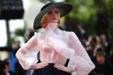 Cuando la moda incomoda: la actriz Elle Fanning se desmaya en Cannes  por usar un "vestido ajustado"