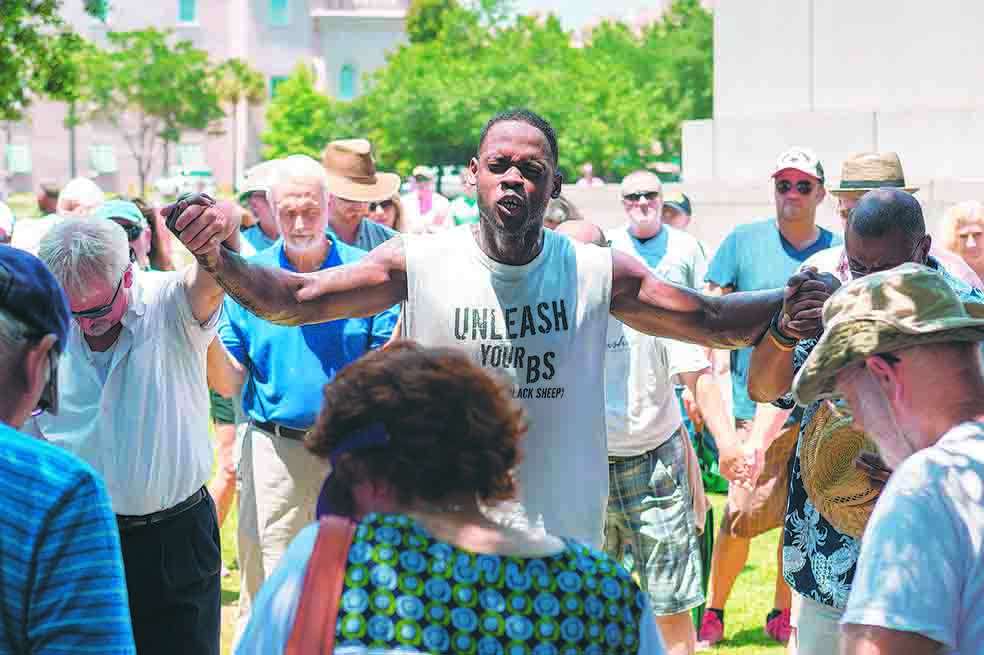 Jornada de vigilia de los habitantes de Charleston, donde la mayoría pertenece a la comunidad blanca y sólo el 29% es negro. /AFP