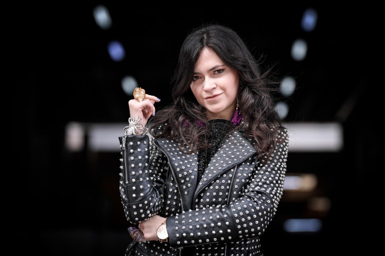 Ali Stone, “Señorita Revolución” y la creación de mundos musicales