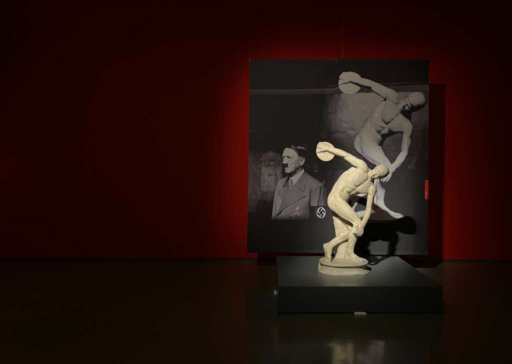 ROMA, 12/01/2023.- Vista del "Discobolo Lancellotti", una apreciada réplica de la escultura homónima de Mirón que fue cedida a Adolf Hitler en 1938 y permaneció en Mónaco hasta 1948, en la muestra "Arte Liberata 1937-1947", abierta hasta el 10 de abril en las Escuderías del Palacio del Quirinal de Roma, la sede de la presidencia de la República italiana. EFE/ Javier Romualdo Pérez