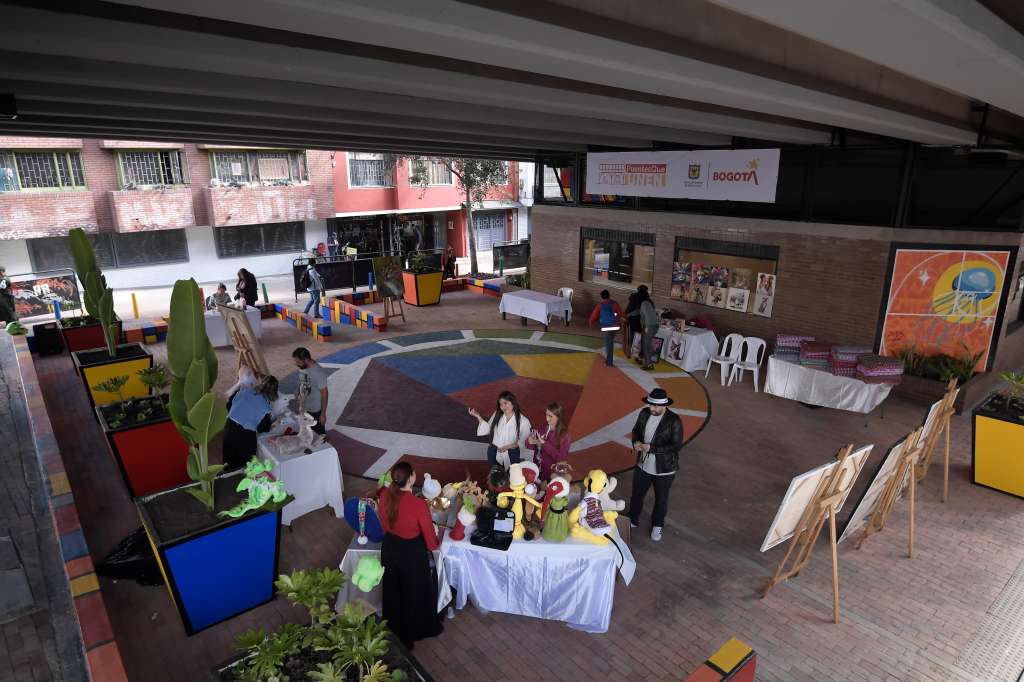 Alcalde de Bogotá, presentó un corredor urbano restaurado bajo del puente de la calle 53 con carrera 30, sector de Galerías. Ahora es parte del plan Puentes que Unen, y un plan de reactivación que incluye allí la peluquería de un emprendedor llamado Daniel.