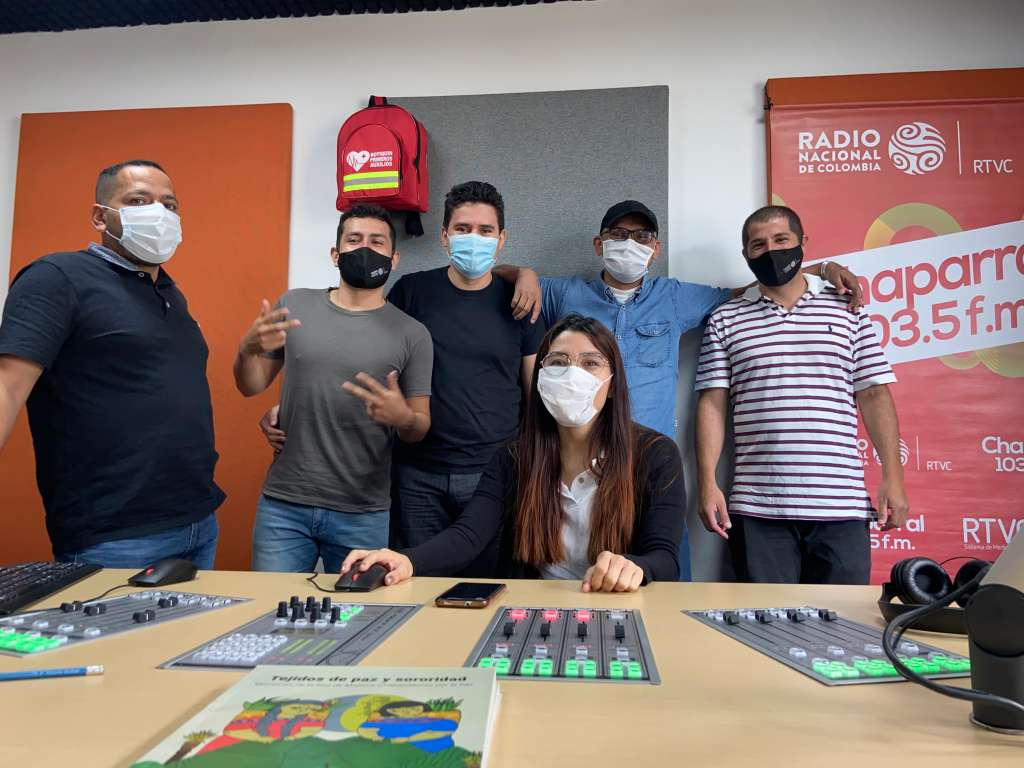 En el equipo de la emisora de paz en Chaparral trabajan dos y excombatientes dos víctimas de las Farc.