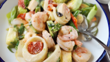 Receta para preparar ensalada fresca con camarones y cogollos
