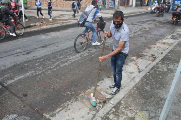 La noche del "4M" fue quizá una de las más tensas y violentas que ha vivido la capital en el marco del Paro Nacional de este año, 91 personas (entre manifestantes y policías) terminaron heridas. Además, 25 CAI terminaron afectados y TransMilenio solo podrá funcionar este miércoles con el 60 % del sistema por daños en la infraestructura.