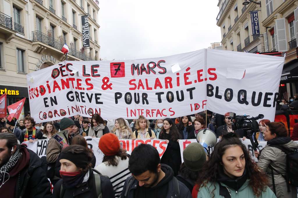 Paris (France), 09/03/2023.- Students demonstrate in the streets against precariousness and pension reform in Paris, France, 09 March 2023. Different student unions like Unef, Alternative and Fage, la Voix Lyceenne, as well as the different youth sections of the main political parties of the left, called for a day of mobilization against the precariousness of young people. The rally took place during a new day of protests against the French government's planned reform of the pension system. (Protestas, Francia) EFE/EPA/TERESA SUAREZ
