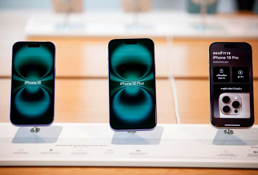 Bangkok (Thailand), 20/09/2024.- The new iPhone 16 (L), iPhone 16 Plus (C) and iPhone 16 Pro (R) are displayed at an Apple Store in Bangkok, Thailand, 20 September 2024. According to Apple Inc, the new iPhone 16 features Apple Intelligence - the new platform for artificial intelligence (AI) capability, larger display sizes, new creative capabilities as well as an innovative camera. The new iPhone 16 is widely available for purchase in Thailand from 20 September with a cheaper price tag than the previous iPhone 15 model, resulting from a stronger Thai baht against the US dollar, which analysts believed could drive iPhone sales growth in Thailand. Apple has an approximately 14 percent market share, with an increasing annual growth by 53 percent in Thailand's smartphone market, according to Canalys, the global technology market analyst firm. (Tailandia) EFE/EPA/RUNGROJ YONGRIT