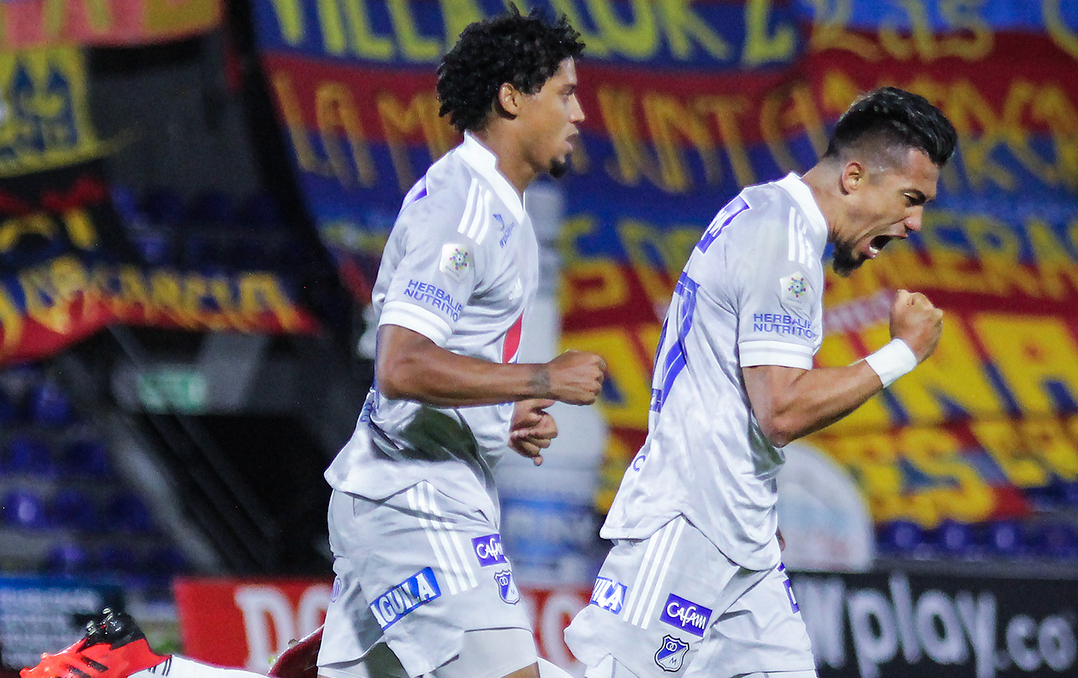 Fernando Uribe (der.) anotó doblete en la victoria de Millonarios.
