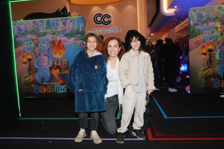 Adriana romero y sus dos hijas