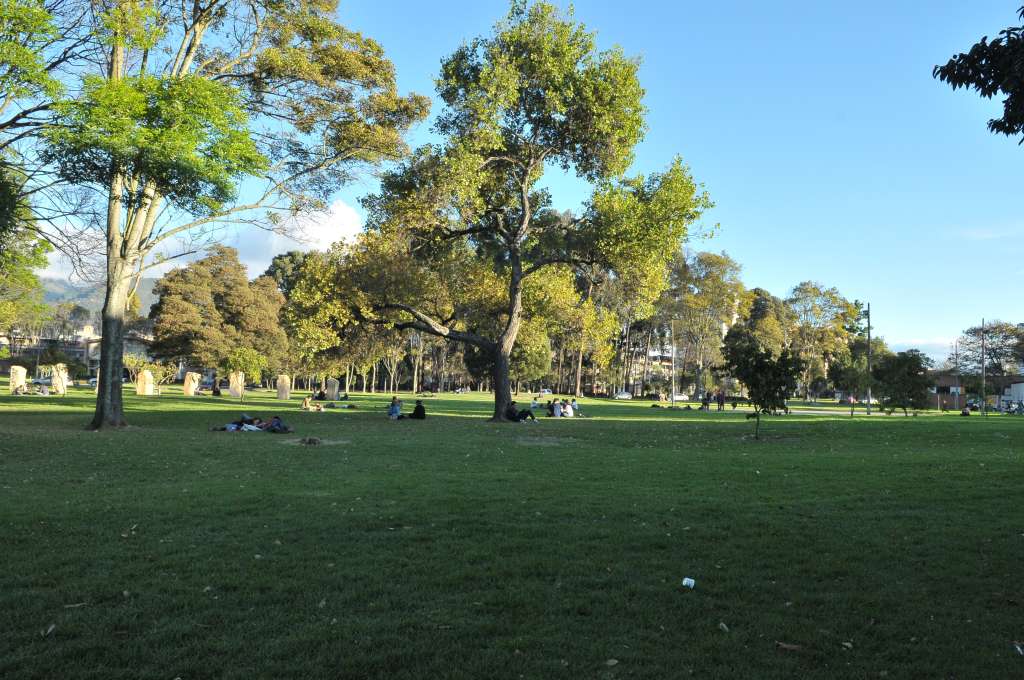Varios aspectos de este campus universitario: Edificios, plaza y estudiantes
