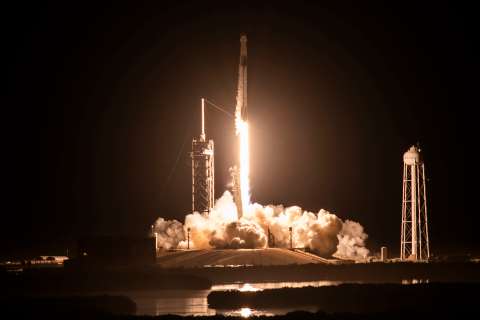 SpaceX lanzó misión tripulada con cuatro astronautas hacia la Estación Espacial Internacional
