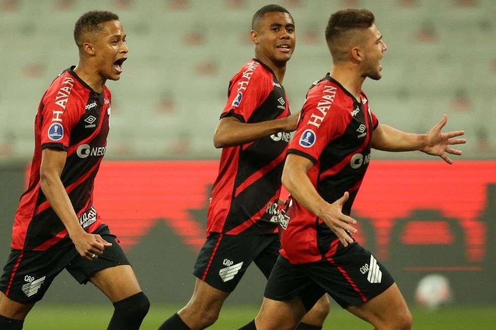 Los jugadores de Athletico Paranaense celebran uno de los goles que les dio la clasificación a la semifinal de la Sudamericana.