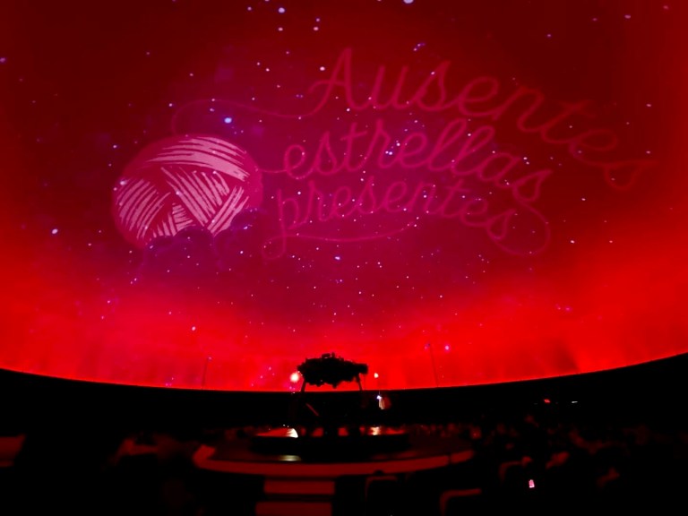 Un monumento en el cielo en memoria de las personas desaparecidas