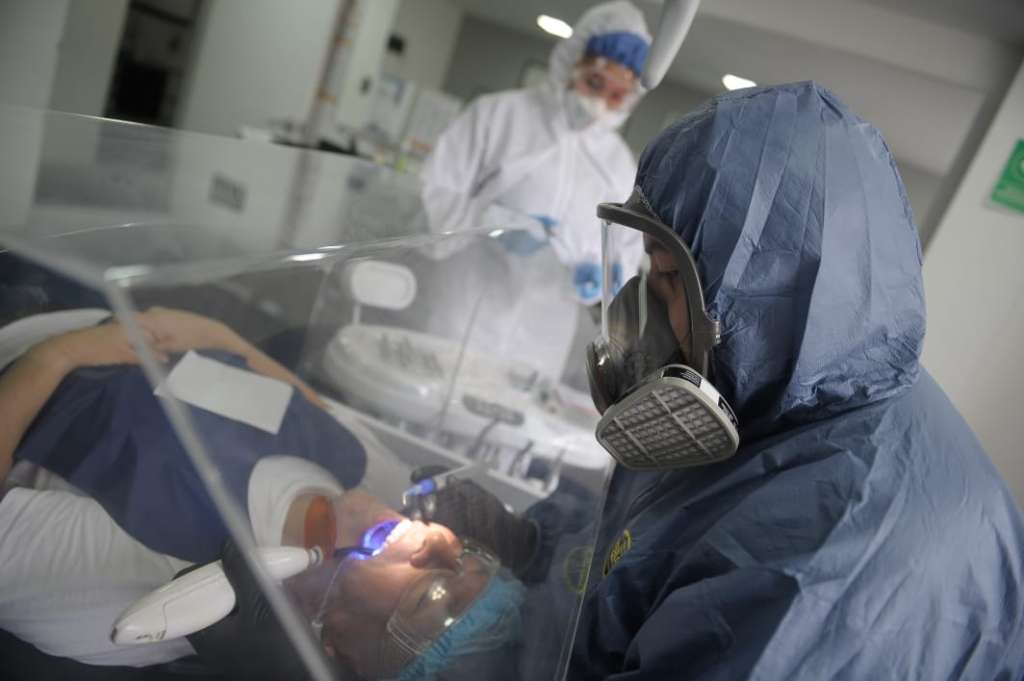 Lo más recomendable, en tiempo de pandemia es que los odontólogos trabajen con auxiliares.