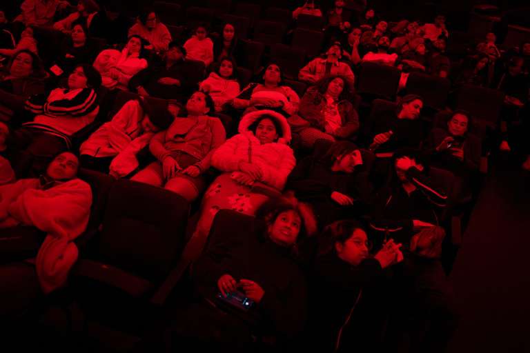 Varias personas observaron el eclipse lunar en el Planetario del Parque do Carmo, en la zona este de São Paulo (Brasil), este viernes.