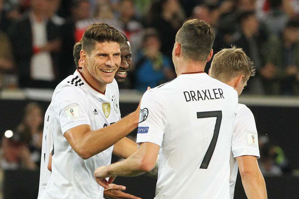Draxler y Mario Gómez celebran el último gol de Alemania contra Noruega. / AFP