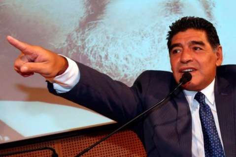 Maradona acusa a su exesposa de robo