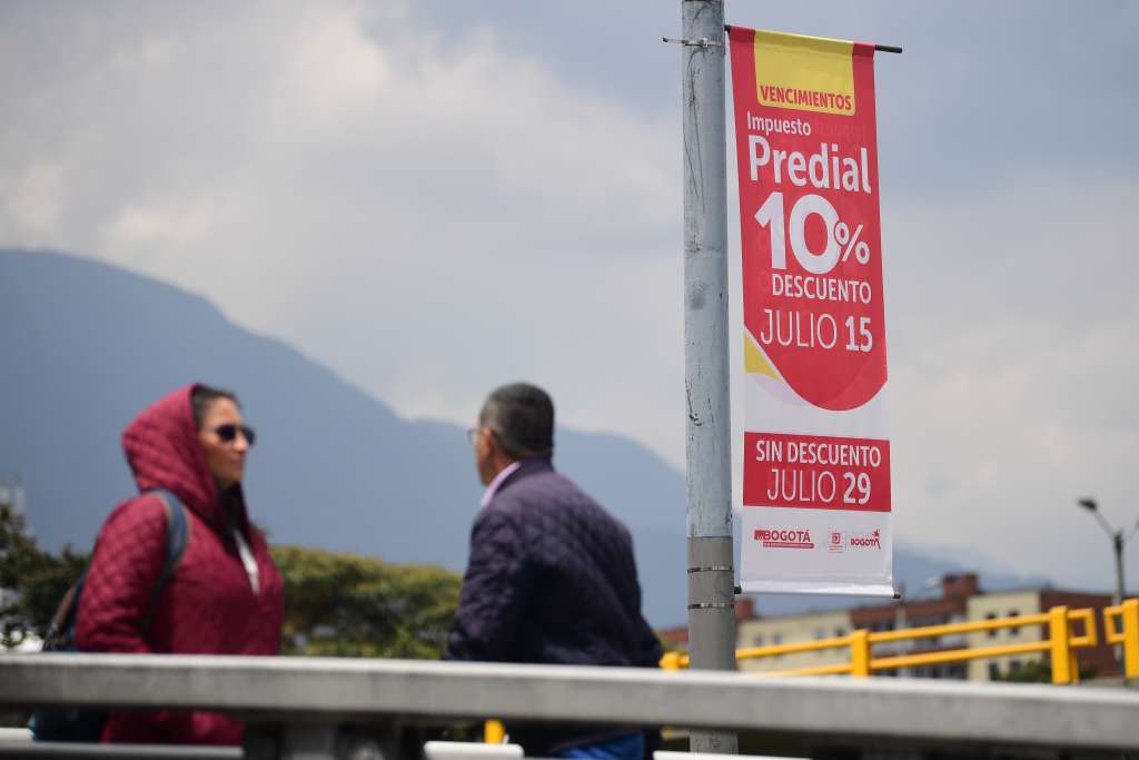 Filas durante el último día de pago del predial en la capital