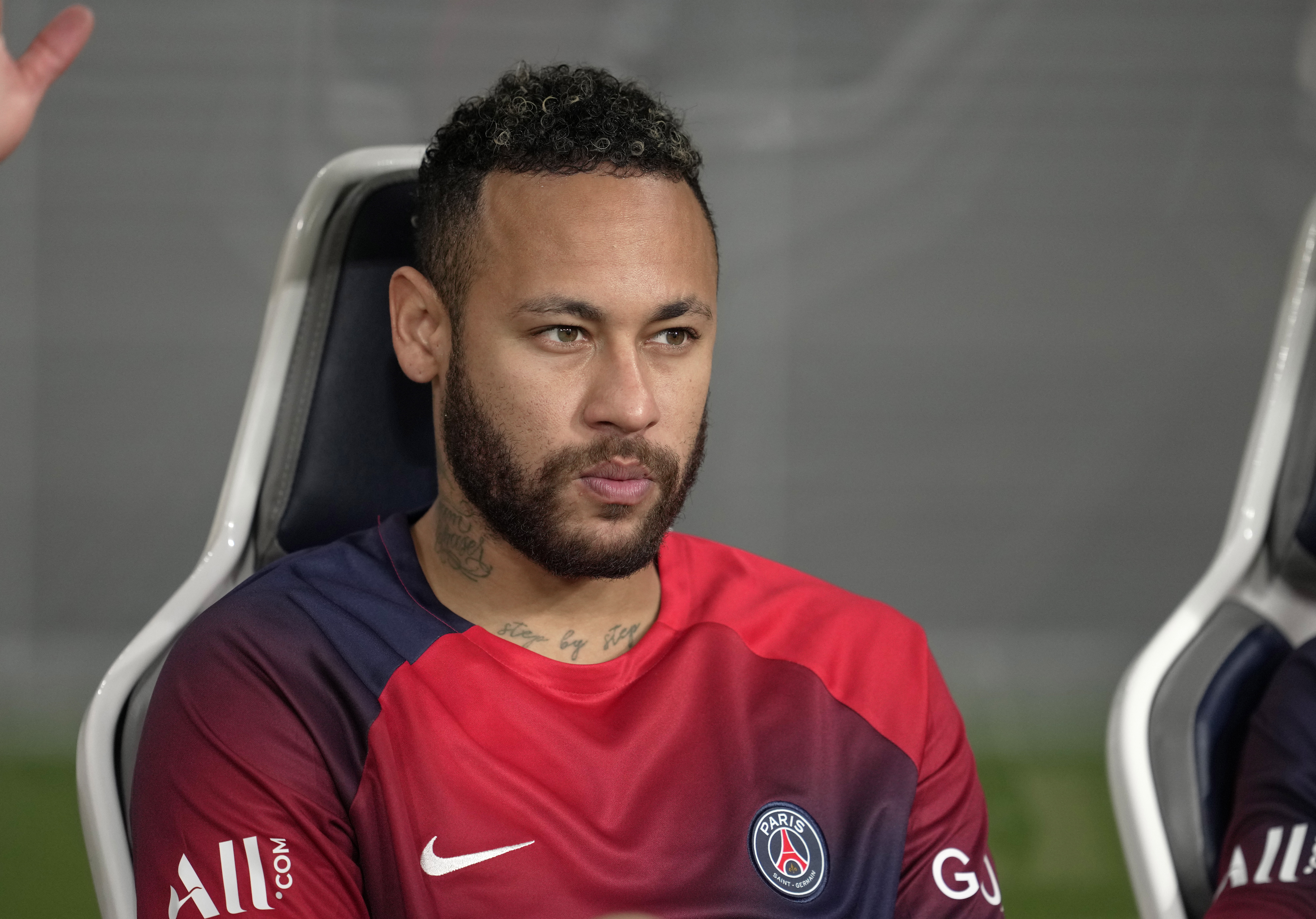Tokyo (Japan), 01/08/2023.- Paris Saint-Germain's Neymar sits on the bench before a pre-season club friendly match between Paris Saint-Germain and Inter Milan at the National Stadium in Tokyo, Japan, 01 August 2023. (Futbol, Amistoso, Japón, Tokio) EFE/EPA/KIMIMASA MAYAMA