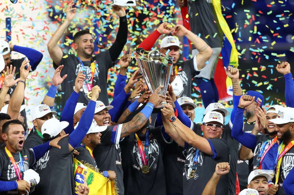 Los jugadores de Venezuela levantan el título del Clásico Mundial 2026.