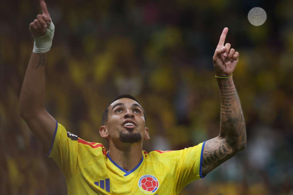 GR3249. GUADALAJARA (MÉXICO), 23/06/2026.- Daniel Muñoz de Colombia celebra su gol de este martes, durante un partido del grupo K del Mundial de la FIFA 2026 entre Colombia y RD Congo en el estadio Akron en Guadalajara (México). EFE/ Alex Cruz